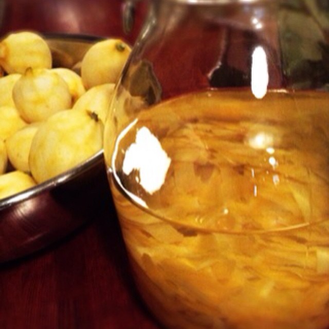 リモンチェッロ漬けたよ。丸裸のレモンはなんかかわいそうだな