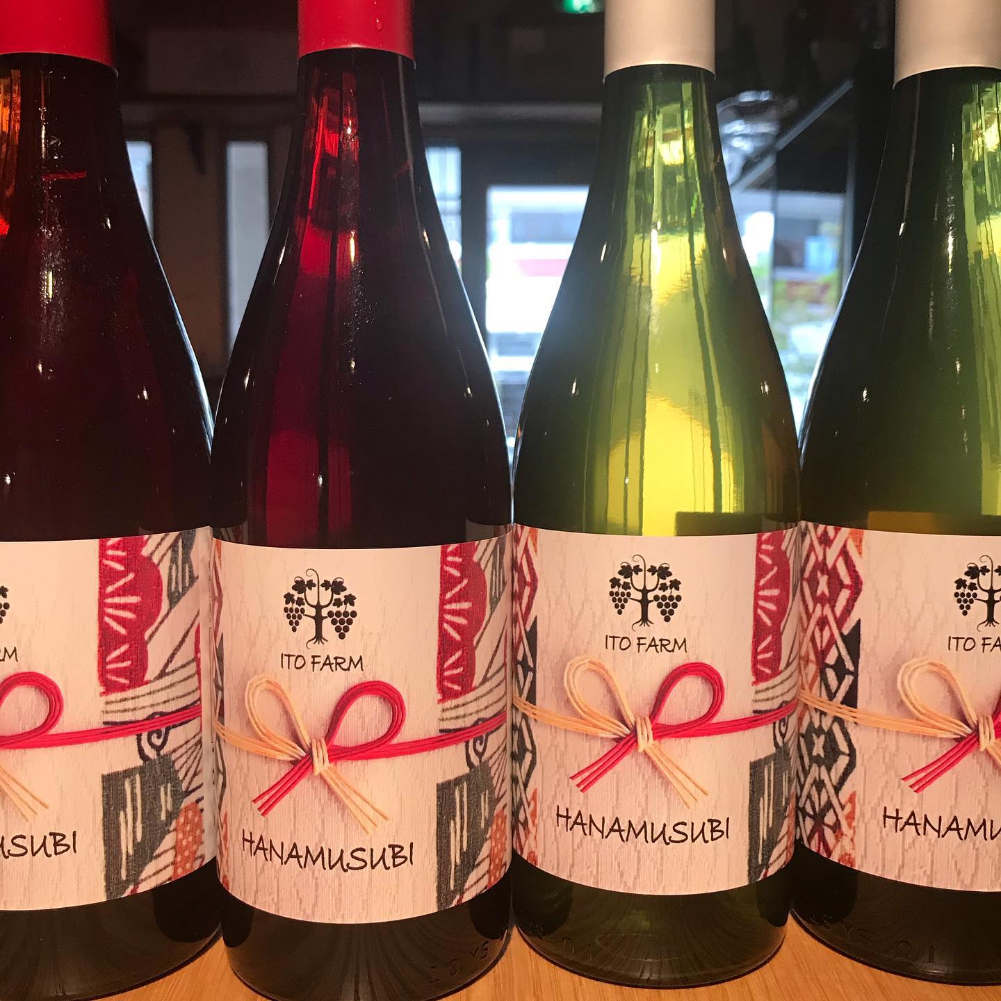 今日7/25も17時より通常通り営業してます。またまたウキウキする日本ワインが登場しました。伊藤農園(愛知)  HANAMUSUBI 愛知産の自社ブドウを野生酵母で醸した優しい味わいのワインに仕上がってます。今日は白ワインをグラスでお出ししてます。明日7/26は日曜日でお休みいただきます。#イルフェソワフ #ワイン#日本酒 #薬院#警固