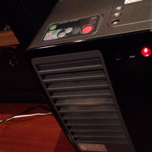 今日はとても寒い。今季もヒーターの登場