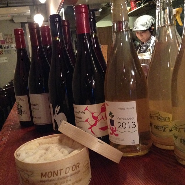 当店にもヌーヴォーがとどいたよ〜。こっそり寝かせておいたモンドールと一緒に明日からだしまっせ！