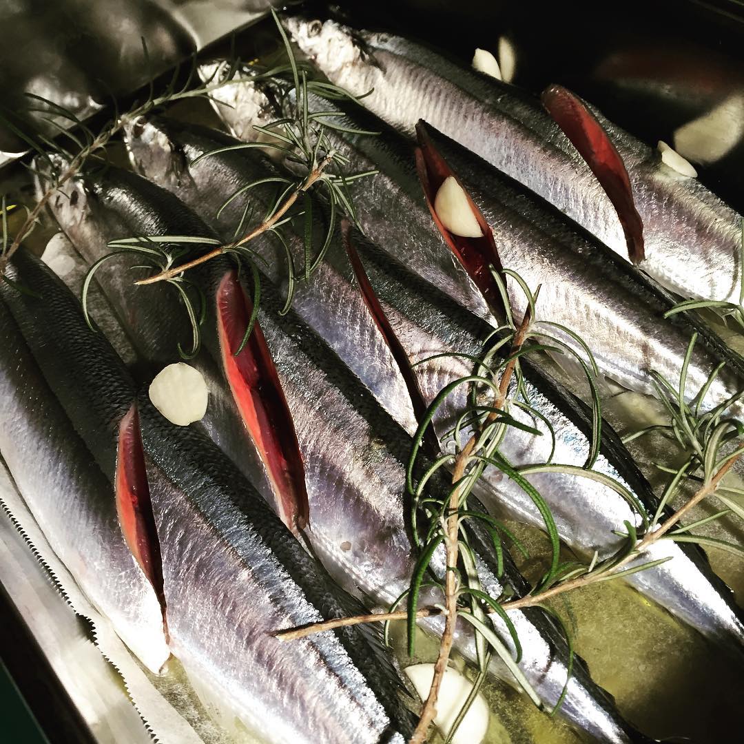 この季節の定番、サンマのコンフィ。頭から骨ごとぜんぶ食べれちゃいます。今からオーブンでたっぷり火を入れます。おいしいよ。