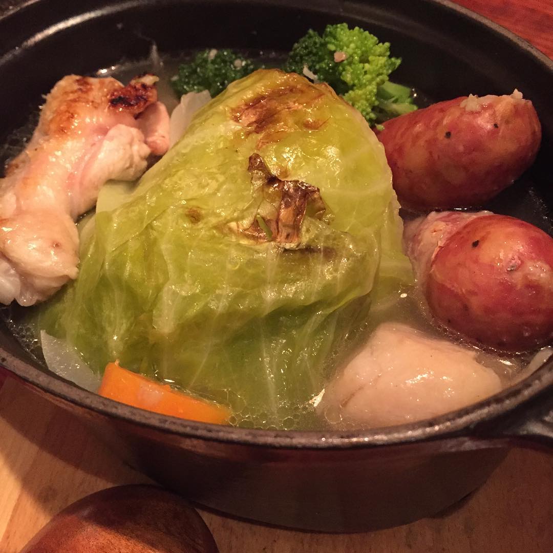 鶏モモとソーセージと野菜がたっぷり入ったポトフ。あったまりますよ。