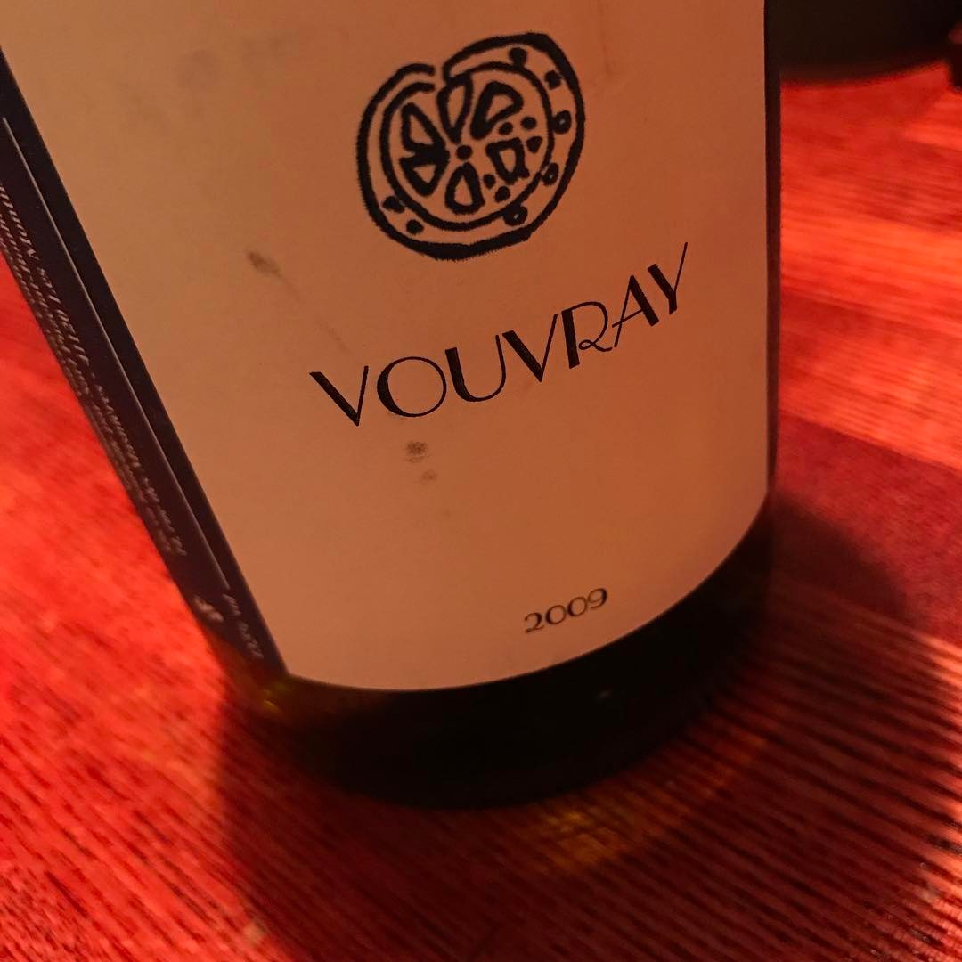 今日の特選グラスワインは、白ワイン。ティエリー・ピュズラ  ヴーヴレイ 2009  シュナン・ブラン 100%開けたてから熟した洋梨やリンゴのような果実感が炸裂！ほんのりウイスキーなテイストも感じます。アフター長い〜〜