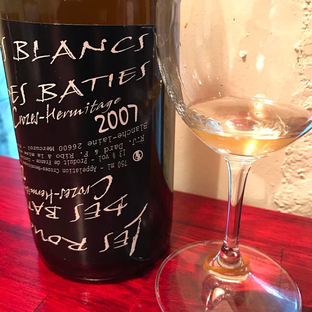 今日、グラスワインで開けてます(^O^)／もちろん一本限りです！ダール・エ・リボクローズ・エルミタージュ バティ2007白マルサンヌ 100%グアバのような南国フルーツ系の濃密感とミネラル、口腔内で広がるボリューム感がいいですね〜〜