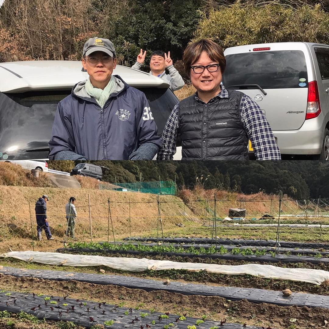 いつもリーフレタスをいただいてる須恵町の大庭さんを訪問。黒マルチや不織布をつかうこと以外ほぼ自然農。耕すこともほとんどしない。肥料も植物性のものを僅かだけ。畑も山間の上の方にあって、他の畑の影響を受けにくい環境。そのためイノシシやシカには困ってるらしい。どうりで野菜に力があるはずだ。他の人の畑見学は刺激になるなあー