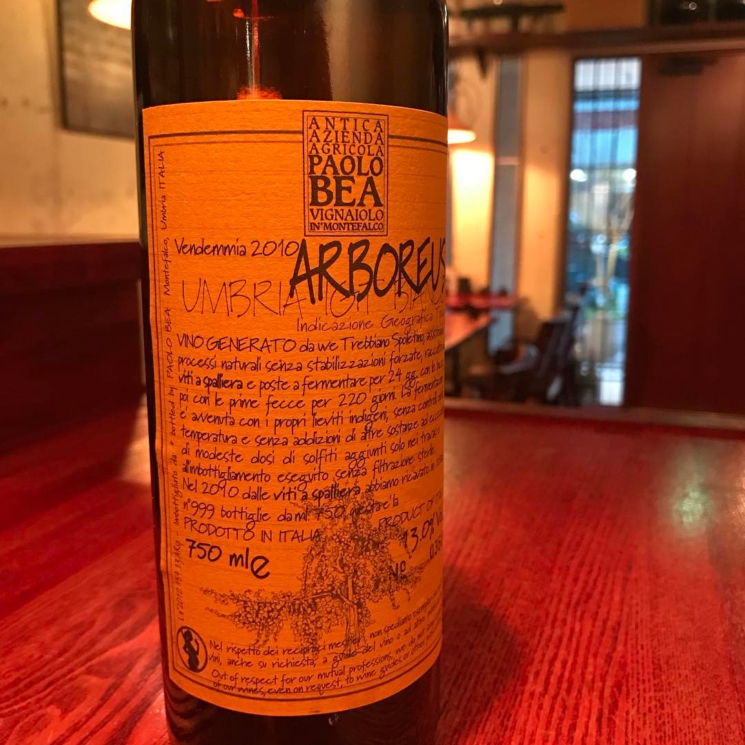 今日はグラスでこれを開けますよ、パオロベア(イタリア・ウンブリア)アルボレウス 2010たぶんいいはず、いや絶対いいはず！(^_^)v