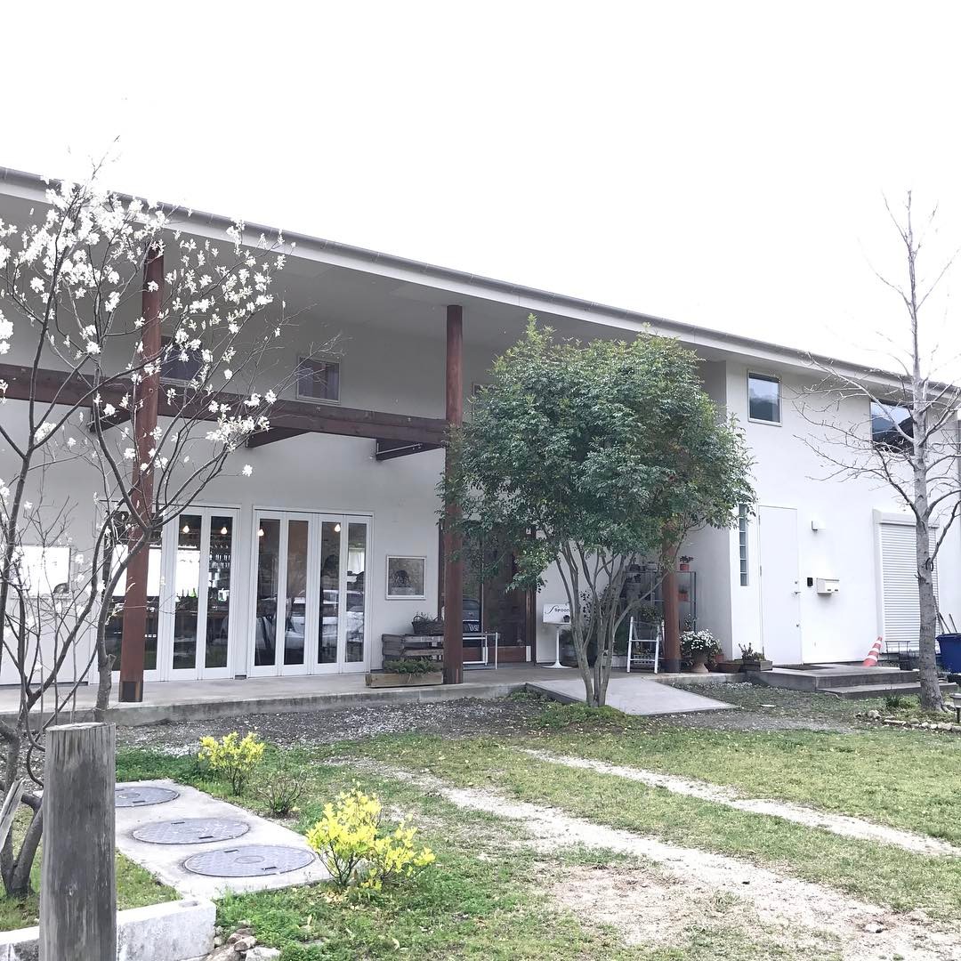 うきは耳納連山のふもとのフレンチレストランでランチをば。今日は天気も良く行楽日和ですなー