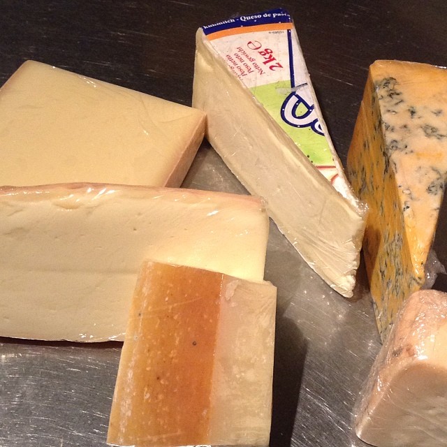 食後に、ちょっとつまみがほしいなーって時にはチーズをオススメしてます