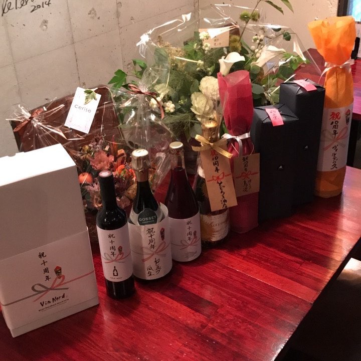たくさんお祝いをいただきましてありがとうございますまたお祝いに駆けつけていただいた皆様もありがとうございます。今週いっぱい10周年の感謝価格でシャンパーニュを一杯500円でお出ししてます。何杯でもお代わりオッケーです。