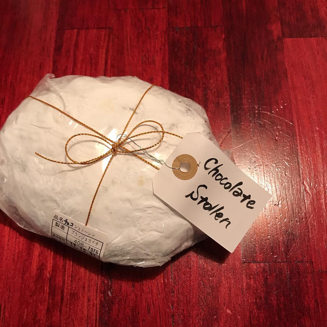 いただきもののシュトーレン。ドイツでは、少しずつきりたべながらクリスマスを待つそうな。#クリスマスまで持たない#ラム酒がきいててうまうま #ブランジェ・カイチ#大人味