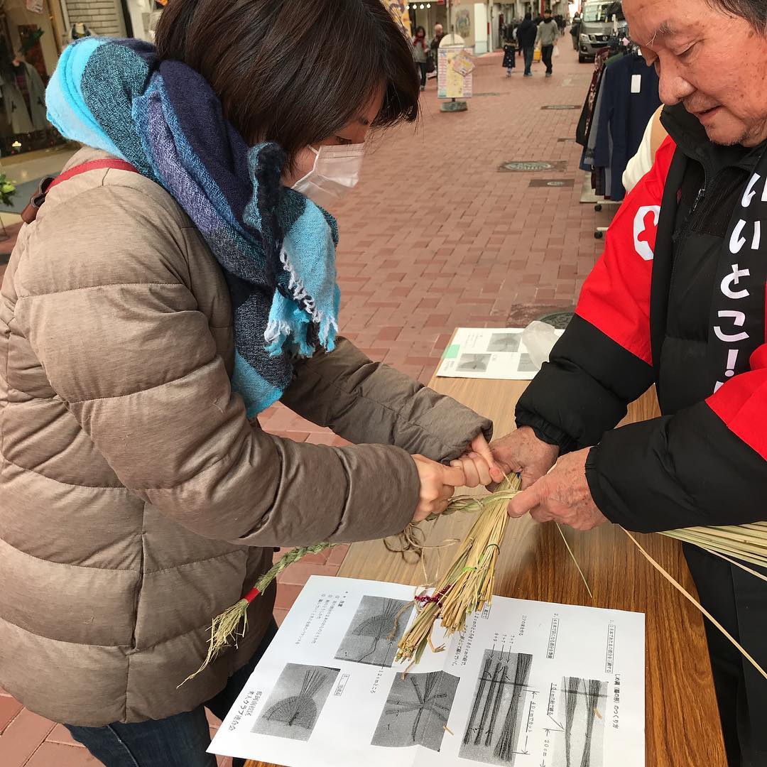 商店街でしめ縄作り体験！#今年の店の飾り付け#初体験#老人会主催#地域密着