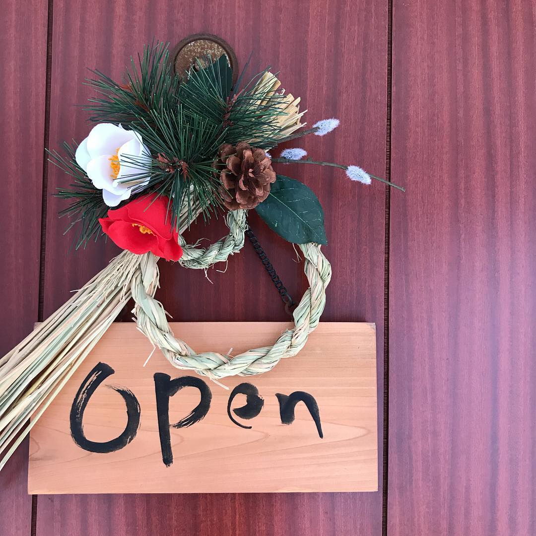 今年も大変お世話になりました。本年の営業は30日までとなります。新年は5日より通常営業です。来年もどうぞよろしくお願い致します。#手作り〆縄#なかなかの出来！#来年もよろしく#イルフェソワフ