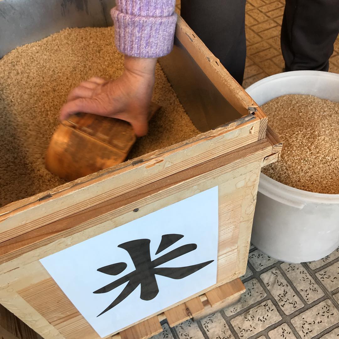 お米はお米屋さんで、その場で玄米から精米してもらいます。必要な分だけ少しずつ。お米も生ものだと感じます。幸せ〜