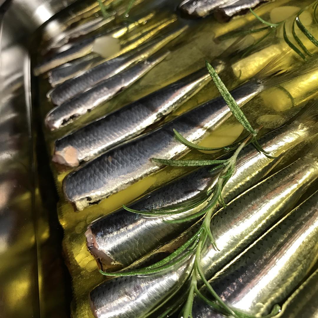 オイルサーディン仕込中！#最近イワシが少ないらしい#たまたま見つけた#イルフェソワフ#焼き鳥