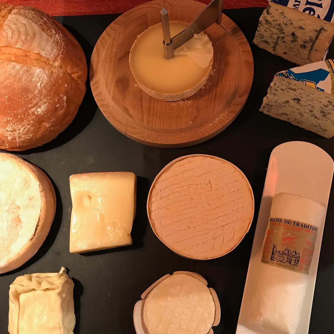 今年もやります！「チーズとワインの会」のお知らせです！ーーーーーーーーーーーーーーーーーーーーーおかげ様で満席になりました。以降はキャンセル待ちでの受付となります(9/27)ーーーーーーーーーーーーーーーーーーーーー毎年恒例で第８回目となりました！チーズ専門店”欧グルマン”の齋藤さんを講師としてお招きしてのワイン会です。欧グルマンホームページ　http://au-gourmand.com/今回のワイン会は予約制です。 ^^^^^^（昨年までは２部制でしたが、今年からは内容充実の１部制となります）日時　２０１８年１０月１４日（日曜日） 　１４時～１６時半ぐらい場所　イルフェソワフ　警固１－４－７　092-713-4550会費　お一人様　５４００円（税込）　内容　チーズとワイン （お昼ご飯は軽めにしておいてくださいね！） 参加希望の方はお申し込みをお願いいたします。お申し込みは、メール（info@ilfaitsoif.com)、フェイスブック（http://www.facebook.com/ilfaitsoif）、またはお電話（092-713-4550）にて受け付けております。見落とし防止のためツイッターやインスタでは受け付けておりません。定員になり次第受付を終了させていただきます。どうぞよろしくお願いいたします。 ＊＊＊＊＊＊＊＊＊＊＊＊＊＊＊＊＊＊＊＊＊＊＊＊＊＊＊＊＊＊ 炭とワイン　イルフェソワフ　810-0023福岡市中央区警固1-4-7 クイーンズサンティ天神ウエスト１Ｆ　tel(fax)：　092-713-4550営業時間　：　open 18:00 ～ close 0:00(O.S 23:00)定休日 ：　日曜日、祝日の月曜日　http://www.ilfaitsoif.com/　http://blog.ilfaitsoif.com/　http://www.facebook.com/ilfaitsoif/ 「イルフェソワフ」で検索！お願いいたします ＊＊＊＊＊＊＊＊＊＊＊＊＊＊＊＊＊＊＊＊＊＊＊＊＊＊＊＊＊＊ ※配信停止はお手数ですがこちらからお手続きをお願いいたします。　http://blog.ilfaitsoif.com/ ※本メールは送信専用メールアドレスから配信されています。ご返信い　ただいてもお答えできませんのでご了承ください。ワイン会への参加申　し込み、もしくはその他連絡事項は、info@ilfaitsoif.com　まで　お願いいたします。 　Copyright 2007 il fait soif All Rights Reserved.