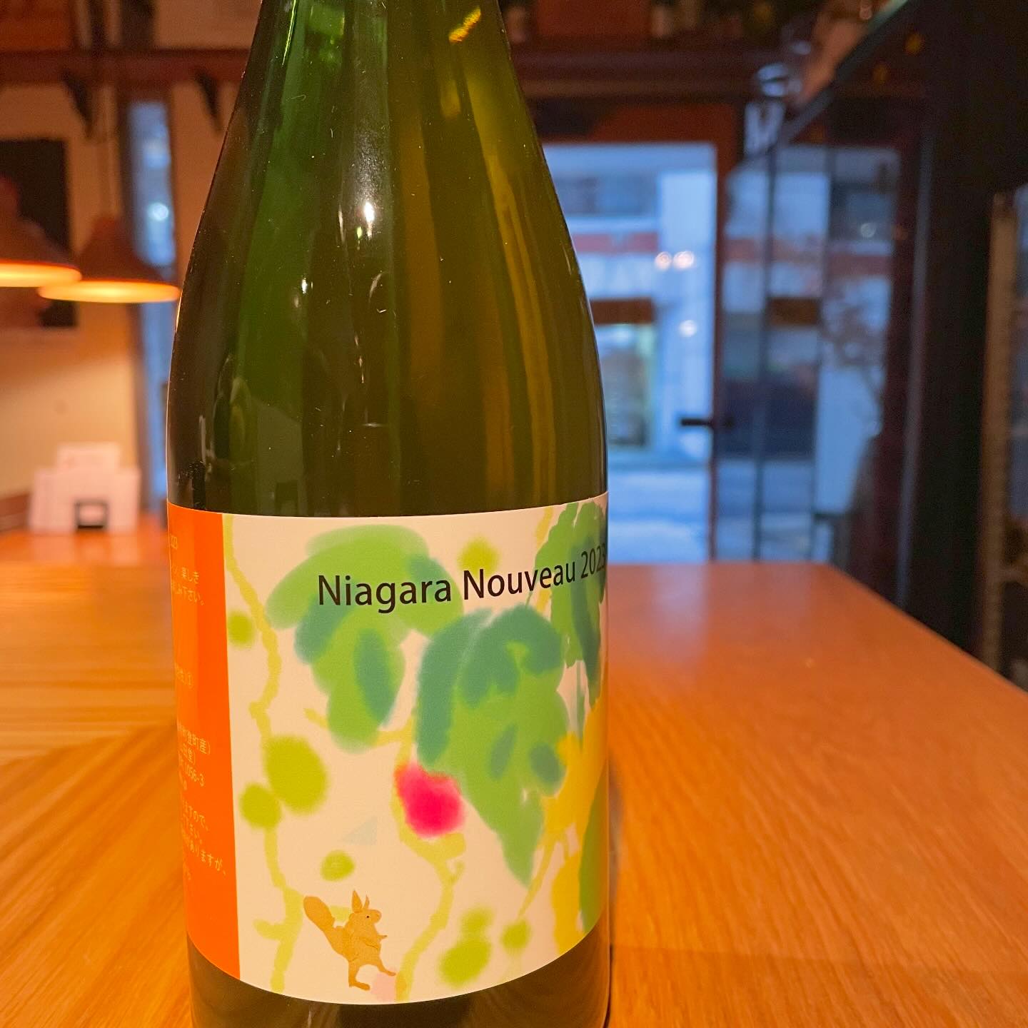 今日12/21はあいにくの天気ですが、17:00より営業してます♪場合によっては早仕舞いするかもです。今日は山田堂さん@北海道のナイアガラヌーボーをグラスで開けています。微発泡の若々しいグリーンなブドウを感じる爽やかな香りと味わいです♪#イルフェソワフ #ワイン#日本酒 #薬院#警固#焼き鳥#ナチュラルワイン#ヴァンナチュール#自然派ワイン#山田堂#ナイアガラヌーボー