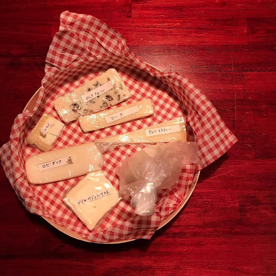 チーズ会用のチーズサンプル！一足お先にワインと合わせてみるばい#ネタバレになるかな#焼き鳥#イルフェソワフ
