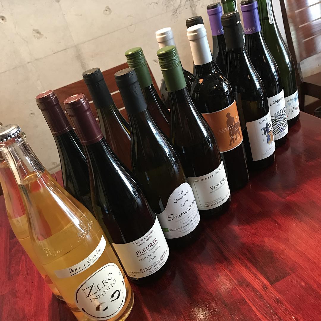 明日のチーズ会用のワイン達です#人数の割にワインが多い#焼き鳥#ワイン#イルフェソワフ