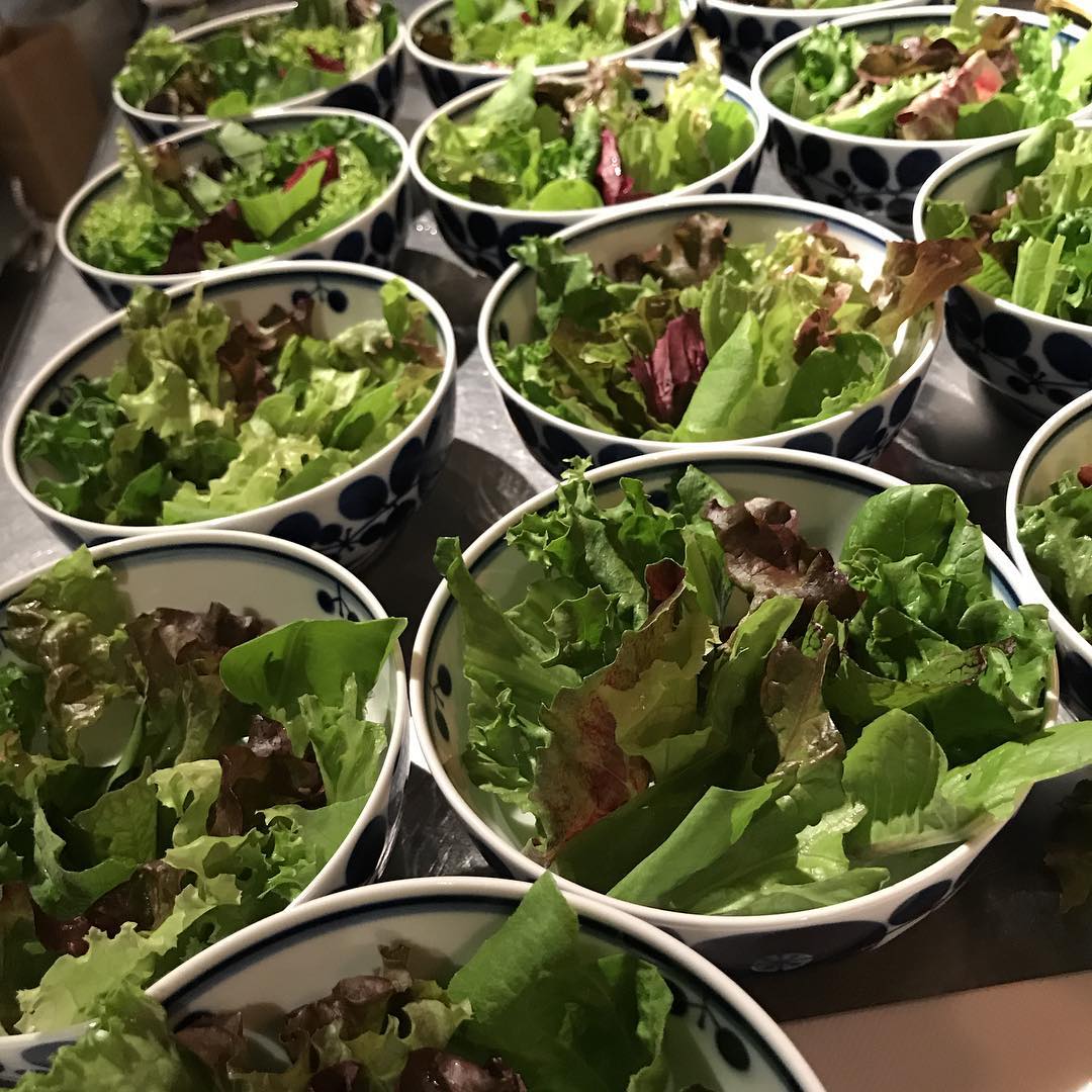 うちの畑の野菜も入ってますよ#お通しはサラダ#自然派な野菜#イルフェソワフ#焼き鳥#自然派ワイン