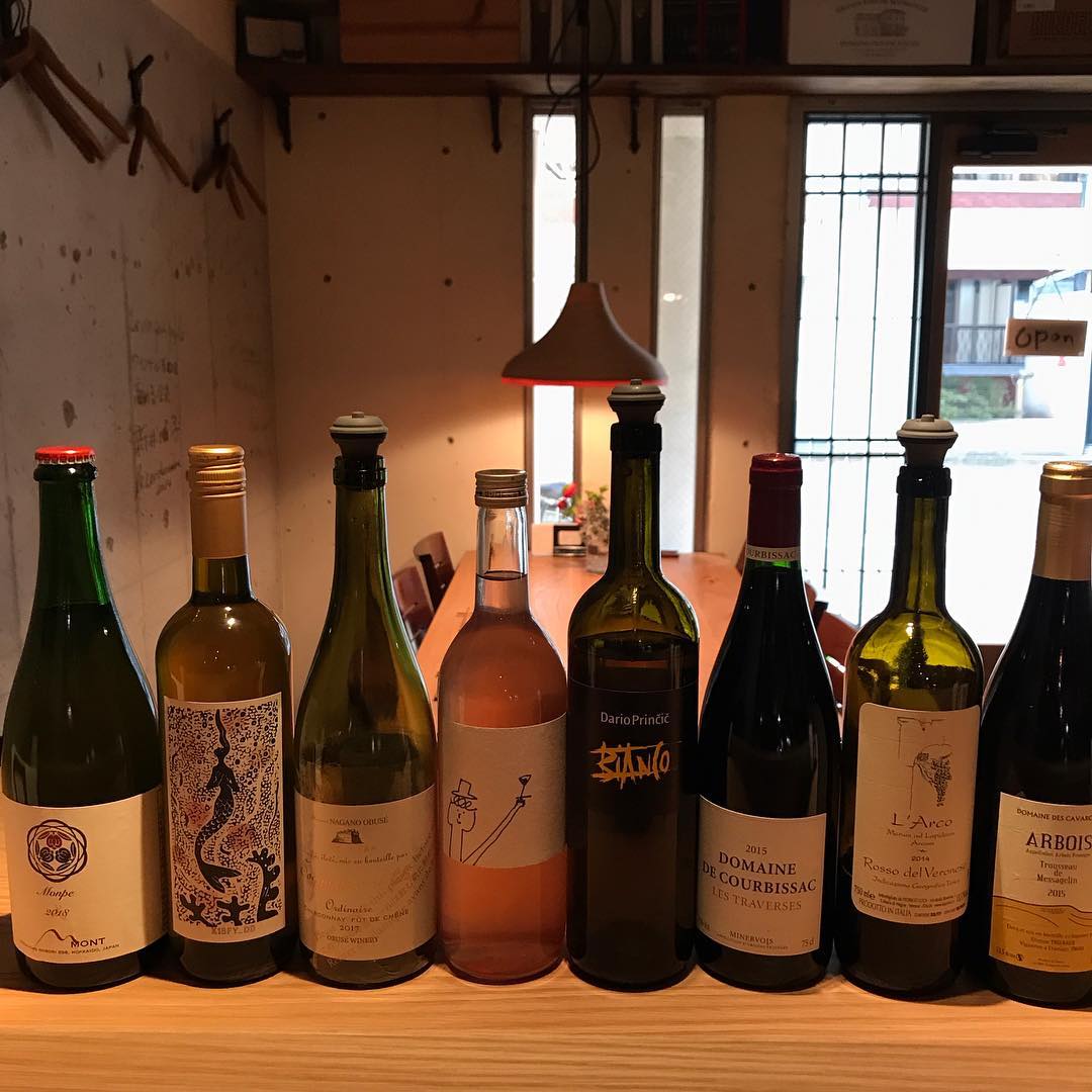 今日グラスワインと日本酒はこんな感じです！日本ワインもいろいろ開けてます。お待ちしてまーす！