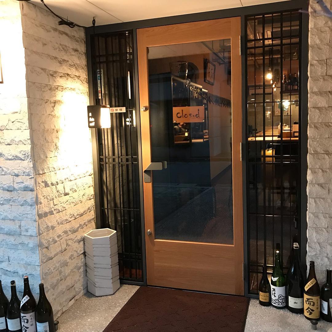 こんにちは、イルフェソワフです。明日2月1日より「炭とワインと日本酒 イルフェソワフ」としてリニューアルオープンします。内装も新しくして生まれ変わったイルフェソワフを見に来てください。よろしくお願いします。今日31日も試運転で、なんとなく開けてますので、もしよかったら覗いてください〜