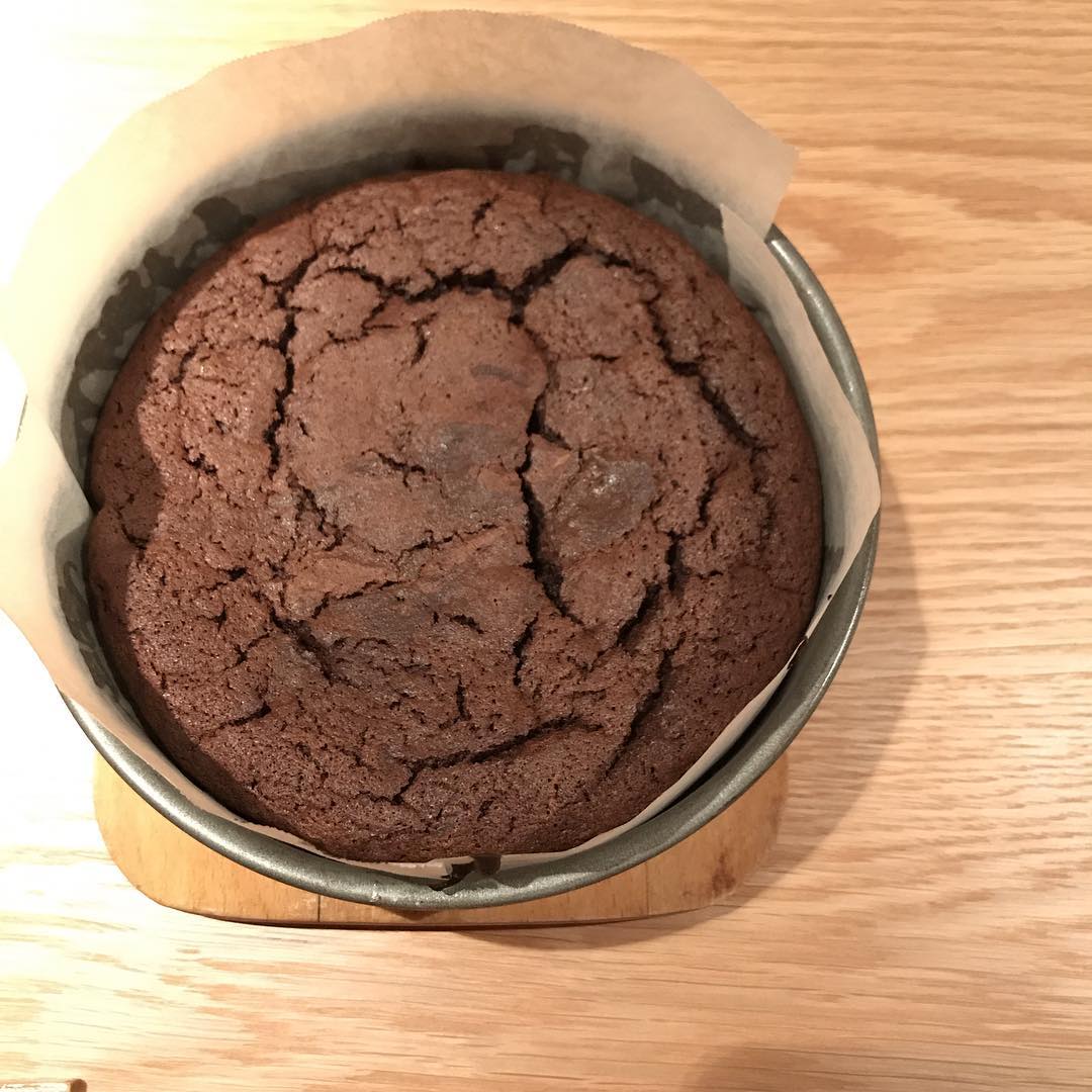 今日はバレンタインデー!マッキーがガトーショコラを焼きました(^.^)#炭とワインと日本酒#イルフェソワフ