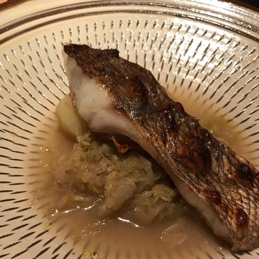 新しく始めた炭火焼きのお魚はこんな感じです！#本日の焼き魚#白菜のシュークルート#真鯛#イルフェソワフ#炭とワインと日本酒