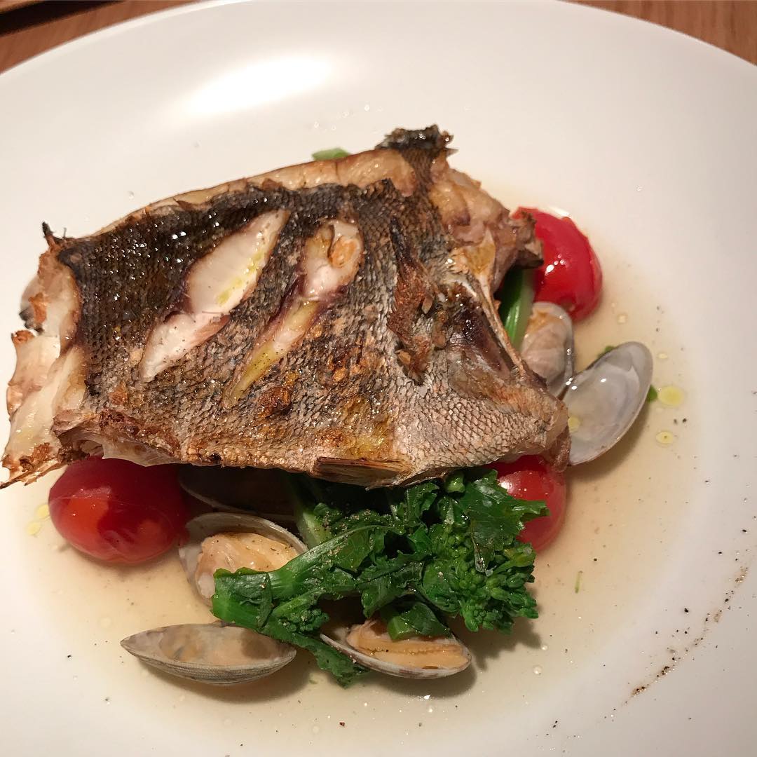 今日の焼き魚はスズキだよ。#炭火焼きだとふっくらカリカリ#イルフェソワフ#炭とワインと日本酒#どっちもいける