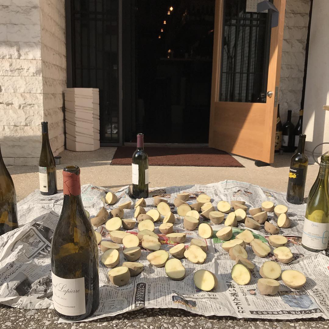 明日、植え付け予定のジャガイモを店先で乾燥中!#久しぶりに畑仕事#イルフェソワフ#ジャガイモは6月収穫予定#炭とワインと日本酒