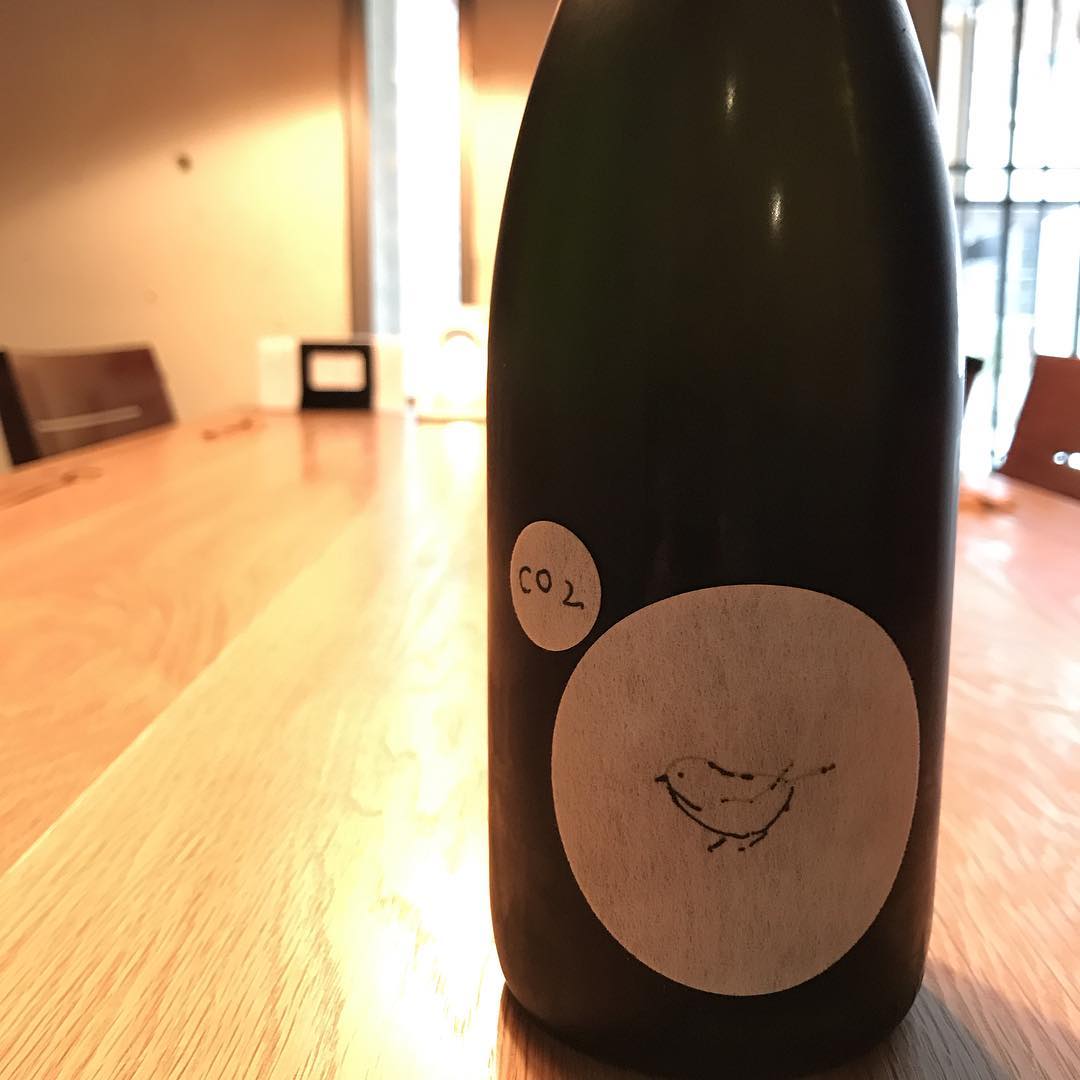 今年も微発泡日本酒「CO2」の解禁です！第一弾は久留米のにわのウグイスCO2ですよー#イルフェソワフ#微発泡日本酒#炭とワインと日本酒#にわのうぐいす