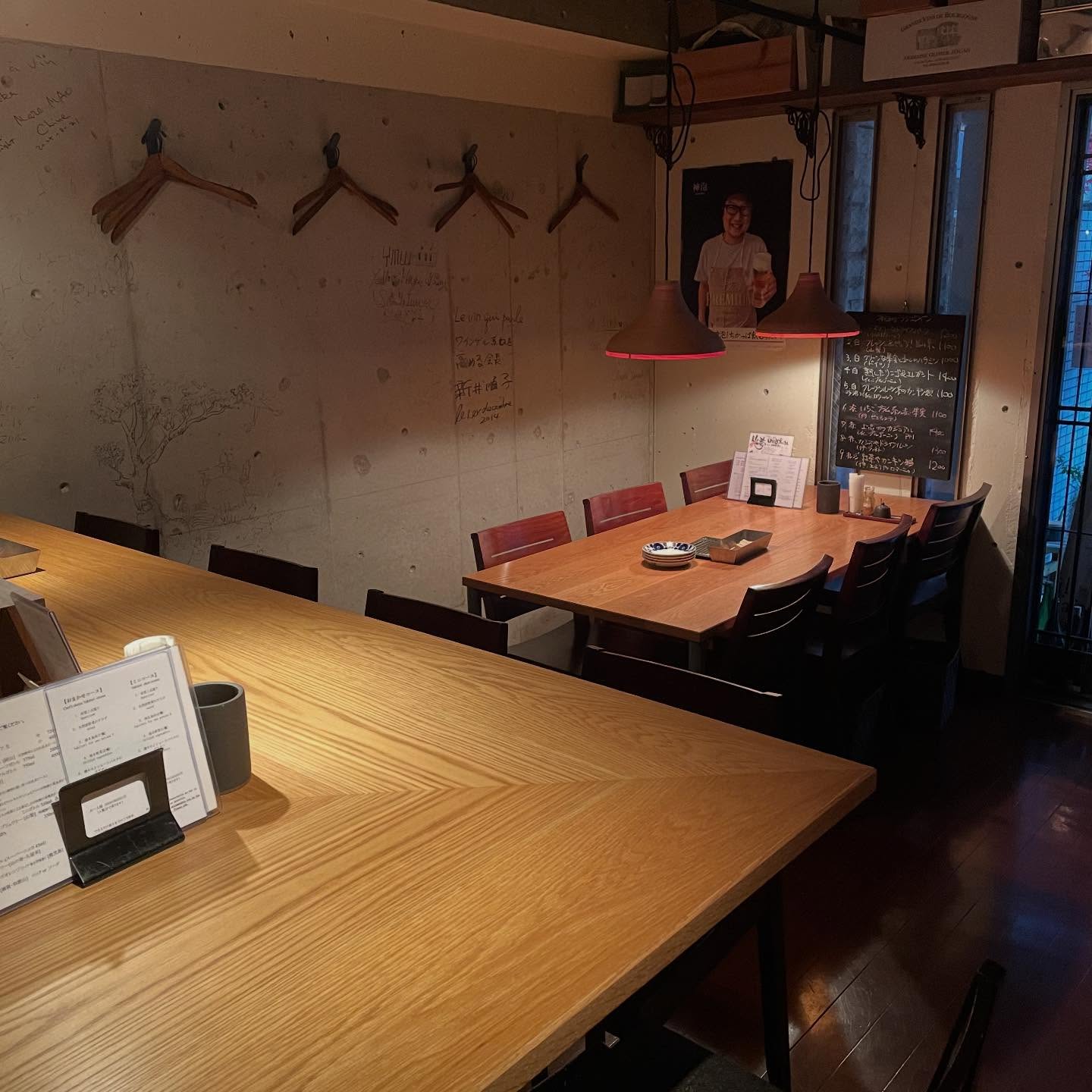 ネットからカウンターの角(3名席)と、テーブル(4名から6名席)の予約ができるようになりました。12月は繁忙期のため、テーブル4名以上のご予約は、おまかせコース(6050円税込)またはミニコース(4400円税込)でのご案内となります。ご予約はお電話でも承っております。092-713-4550●●●●当日のご予約はお電話が確実です●●●●Open 17:00 − close 23:00(最終入店21:30、Lo22:00)#イルフェソワフ #ワイン#日本酒 #薬院#警固#焼き鳥#ナチュラルワイン#ヴァンナチュール#自然派ワイン