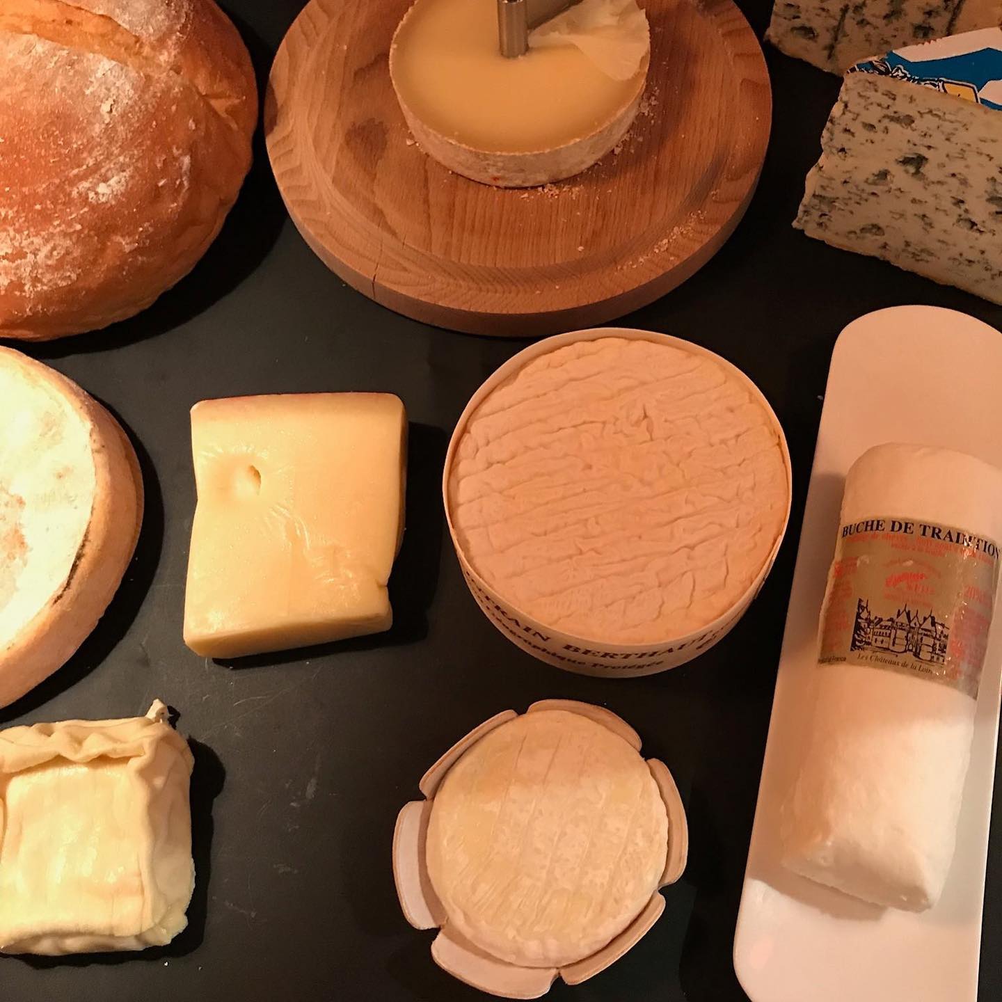 ー受け付け終了しましたーこんにちは、「炭とワインと日本酒  イルフェソワフ」の大熊です。今年もやります！「チーズとワインの会」のお知らせです！毎年恒例で第9回目となりました！チーズ専門店”欧グルマン”の齋藤さんを講師としてお招きしてのワイン会です。リニューアルしてからの初のイベントです。今回はワインだけでなく、日本酒とのマリアージュもお試しいただきます。欧グルマンホームページ　http://au-gourmand.com/今回のワイン会は予約制です。 ^^^^^^日時　2019年6月23日（日曜日） 　14時～16時半ぐらい場所　イルフェソワフ　警固１－４－７　092-713-4550会費　お一人様　５４００円（税込）　内容　チーズとワイン （お昼ご飯は軽めにしておいてくださいね！） 参加希望の方はお申し込みをお願いいたします。お申し込みは、お電話（092-713-4550）メール（info@ilfaitsoif.com)にて受け付けております。メールは確認のメッセージを折り返しお送りしております。ツイッターやインスタのコメント、フェイスブックのイベント参加ボタンのみの申し込みは受け付けておりません！定員になり次第受付を終了させていただきます。どうぞよろしくお願いいたします。 ※画像はイメージです ＊＊＊＊＊＊＊＊＊＊＊＊＊＊＊＊＊＊＊＊＊＊＊＊＊＊＊＊＊＊ 炭とワイン　イル・フェ・ソワフ　810-0023 福岡市中央区警固1-4-7 クイーンズサンティ天神ウエスト１Ｆ　tel(fax)：　092-713-4550 営業時間　：　open 18:00 ～ close 0:00(O.S 23:00) 定休日 ：　日曜日、祝日の月曜日　http://www.ilfaitsoif.com/　http://blog.ilfaitsoif.com/　http://www.facebook.com/ilfaitsoif/ 「イルフェソワフ」で検索！お願いいたします ＊＊＊＊＊＊＊＊＊＊＊＊＊＊＊＊＊＊＊＊＊＊＊＊＊＊＊＊＊＊ ※配信停止はお手数ですがこちらからお手続きをお願いいたします。　http://blog.ilfaitsoif.com/ ※本メールは送信専用メールアドレスから配信されています。ご返信い　ただいてもお答えできませんのでご了承ください。ワイン会への参加申　し込み、もしくはその他連絡事項は、info@ilfaitsoif.com　まで　お願いいたします。 　Copyright 2007 il fait soif All Rights Reserved.