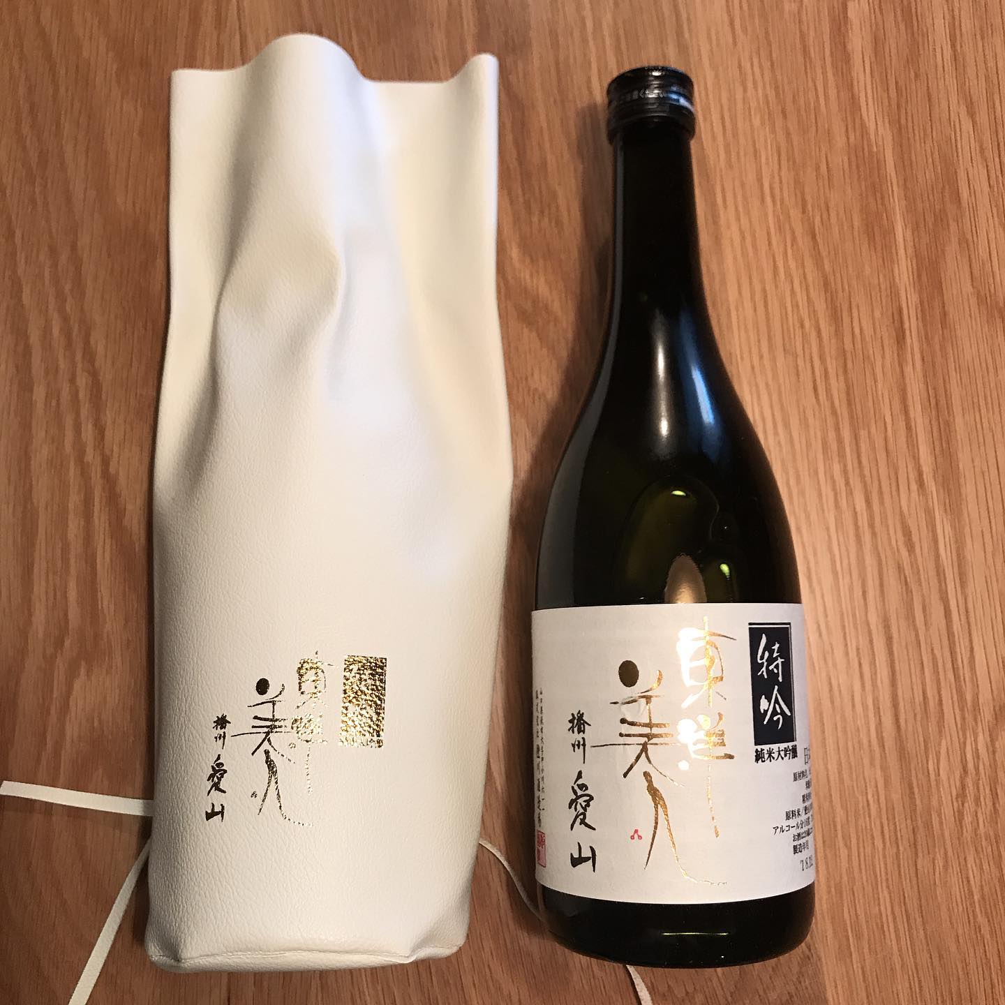 特別な入れ物で包まれてる、特別なお酒。東洋美人の純米大吟醸「播州 愛山」ラディコングラスでどうぞ#グラス日本酒#イルフェソワフ#炭とワインと日本酒