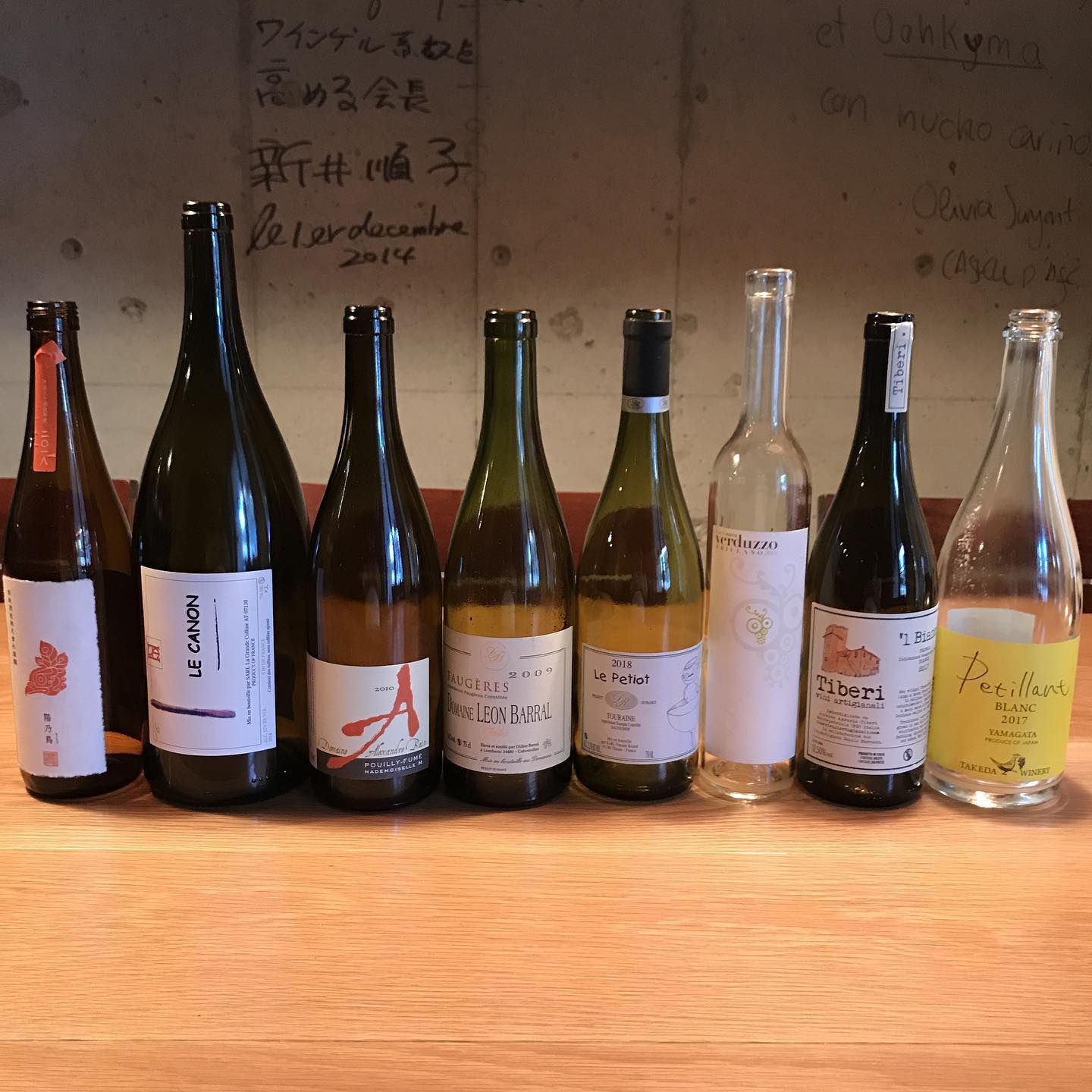 「チーズとワインの会　vol.9」 2019.6.23 at ilfaitsoif １．「フレッシュ」　チーズ　ブッラータ（イタリア） 　VS　ワイン　タケダワイナリー（山形）＜微発泡＞　　ペティアン・ブラン 2017（デラウェア）　爽やかな飲み口で、林檎のような香り、和梨のような風味、柿のような甘みがあります。山形の果実が詰まったかのような1本 。癖の少ないフレッシュのチーズとは、こんなピュアでチャーミング、果実味豊かなワインがよく合います。 ２．「ハード①」　チーズ　レッドチェダー（ニュージーランド）と、カントリー・ファーム・チェダー（イギリス）の食べ比べ 　VS　ワイン　ティベリ（イタリア/ウンブリア）ビアンコ　2017＜オレンジ＞（グレケット、トレッビアーノ、その他）　熟した果実、甘露飴やスパイスなどの香り。アタックはボリューム豊かな印象ですが、トロピカルで豊かな味わいと適度な酸味が軽快な印象を与えます。チェダーのほんのりとした苦味と相性グッドです。 ３．「ブルー①」　チーズ　ゴルゴンゾーラ・ドルチェと、ゴルゴンゾーラ・ピカンテ・エクストラ・レゼルヴァ（共にイタリア） 　VS　ワイン　マルコ・サーラ（イタリア/フリウリ）　ヴェルドゥッツォ ＜甘口＞（ヴェルドゥッツォ）　ブルーチーズと合わせる定番の”はちみつ”をイメージ！甘口王子ことマルコサーラが醸す、誰もが口にすると「ほっ」とする、とろ～り系のデザートワイン。 ４．「白カビ」　チーズ　クロミエ（フランス）　クリスチャン・ジャニエ熟成 　VS　ワイン　ヴァンサン・リカール（フランス/ロワール）　トゥーレーヌ　ソービニヨン2017＜白＞（ソービニヨン）　ナッツのような風味のある上品に熟成したチーズに、あえて対照的な清々しいソービニヨンを合わせてみましたが、これが合うんですよね～。懐の深い味わいです。 ５．「ブルー②」　チーズ　フルムダンベール（フランス）　クリスチャン・ジャニエ熟成 　VS　ワイン　レオン・バラル（フランス/ラングドック） 　フォジェール　ジャティス　2009＜赤＞（カリニャン、グルナッシュ、サンソー）　ラングドックという土地の安酒のイメージを覆す、エレガンスで偉大なワイン。南仏のグランヴァンと言えるでしょう！１０年の時を経ていい感じに熟成していることでしょう！楽しみです～ ６．「ハード②」　チーズ　ゴーダ・フェルミエ　長期熟成（オランダ） 　VS　ワイン　アレクサンドル・バン（フランス/ロワール）　マドモワゼルM　2009＜白＞（ソービニヨン・ブラン）　娘の名前マドレーヌにちなんで「マドモワゼル M」と名付けたこのワインは、この年で特に品質の良かったものをスペシャルキュヴェとして瓶詰めしたもので、アレクサンドル バンのラインナップの中でもっとも濃密な蜜を思わせる強い香りが特徴的です。 ７．「ウォッシュ」　チーズ　ル・ルトゥ・デュ・クリュ（フランス/ブルゴーニュ） 　VS　ワイン　グランド・コリーヌ（フランス/ローヌ） 　ル・カノン・ルージュ　マグナム　2016＜赤＞（グルナッシュ、シラー、メルロー）　日本人醸造家、大岡氏が醸すル・カノン・ルージュの最終ビンテージ（多分？）。若めの熟成ですがじわじわくるこのチーズの旨味を、熟したプラムのようなピュアでフレッシュな赤ワインで受け止めていただきます。 ８．「シェーブル」　チーズ　フレッシュ・シェーブル（味噌漬け） 　VS　日本酒　新政（秋田）　陽乃鳥＜貴醸酒＞　生酛づくり　シェーブルに合わせるというか、味噌に合わせました（笑） 貴醸酒とは、日本酒は通常、米・米麹・水で仕込まれますが、この水の一部を酒に置き換えて仕込んだものです。出来上がったお酒は、より濃厚に、そして甘みも強くなります。