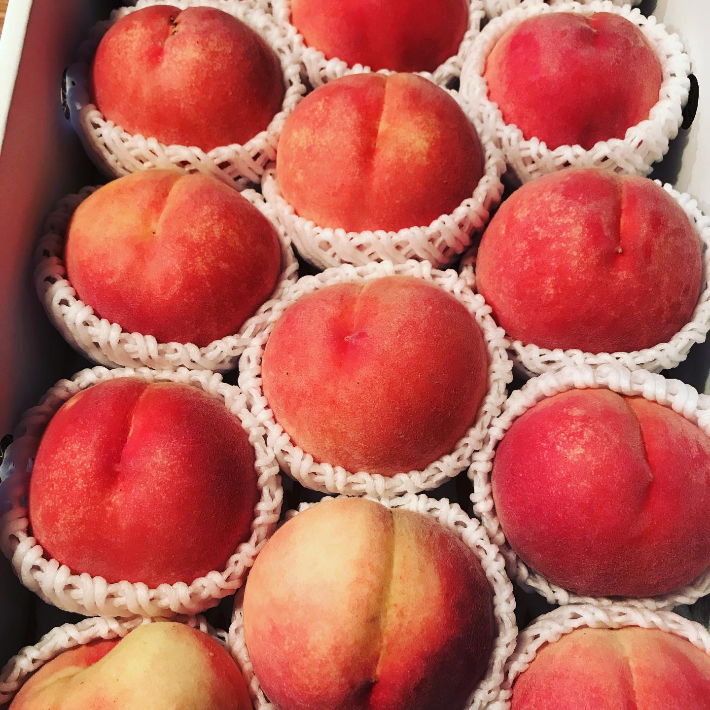 ナチュラルピクニックでお世話になったうきはの赤司農園さんから美味しい桃が届きました！少し追熟してからいただきます。#イルフェソワフ #ワイン#日本酒 #薬院#警固