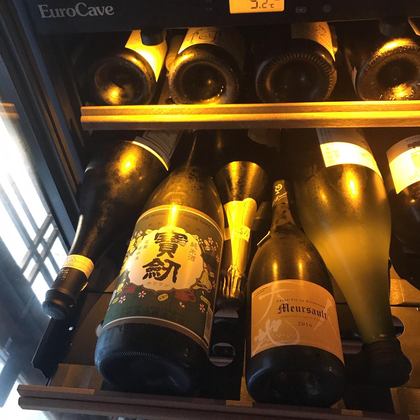 日本酒もセラーで保存しています。宝剣のレトロラベル@広島は最近のお気に入り。エチケットからの印象をいい意味で裏切られるフルーティさが魅力的です。#イルフェソワフ #ワイン#日本酒 #薬院#警固