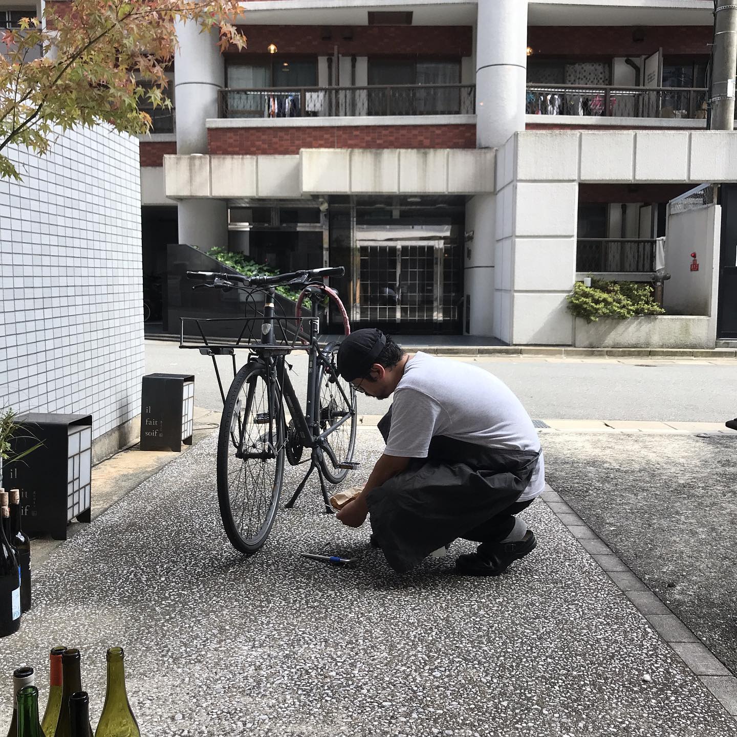 今日のマッキー！週に2度ほど糸島まで野菜や魚を自ら買い物にいくシェフマッキー。相棒をメンテ中#イルフェソワフ #ワイン#日本酒 #薬院#警固#安全運転