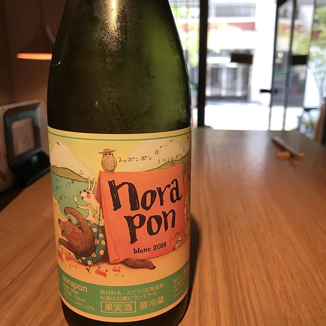 グラスでお出ししてました農楽蔵さん(北海道)のノラポンブラン2018もこれが最後のボトルとなりました！お早目に〜^_^#イルフェソワフ #ワイン#日本酒 #薬院#警固#グラスワイン