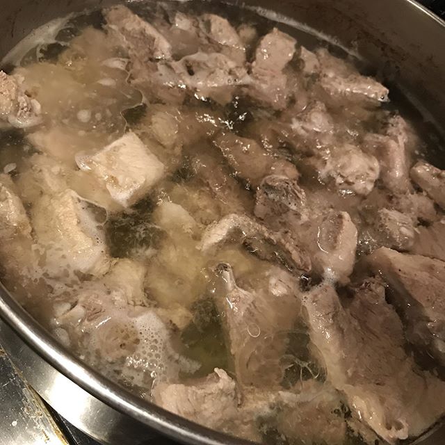 スペアリブを仕込み中！ゆっくりじっくり煮込んで柔らかくなったら、スパイシーな漬け汁に漬け込むんよ。仕上げは炭で表面を炙って出来上がり！#イルフェソワフ #ワイン#日本酒 #薬院#警固#スパイシースペアリブ