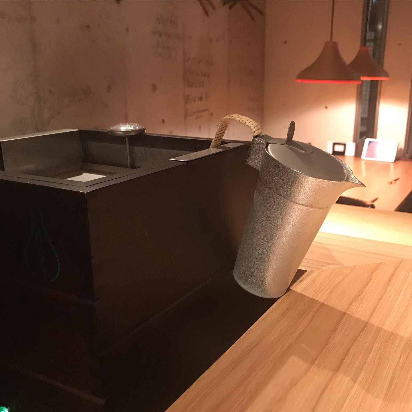 連休明けて秋めいてきましたね。ワインもいいけど、日本酒のおかんもいい季節です。ぬる燗が私好みです。#イルフェソワフ #ワイン#日本酒 #薬院#警固#燗酒