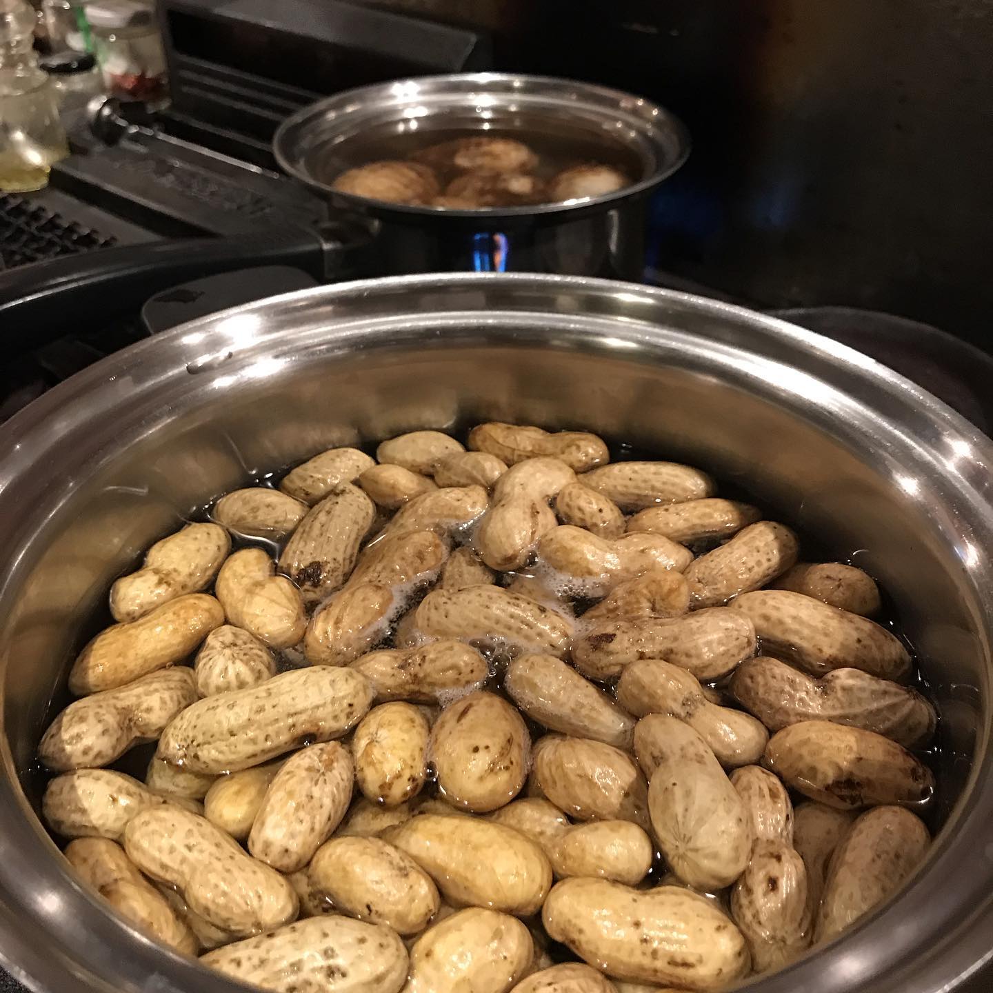 糸島産のジャンボ落花生をシンプルに塩茹でで。#イルフェソワフ #ワイン#日本酒 #薬院#警固#ジャンボ落花生