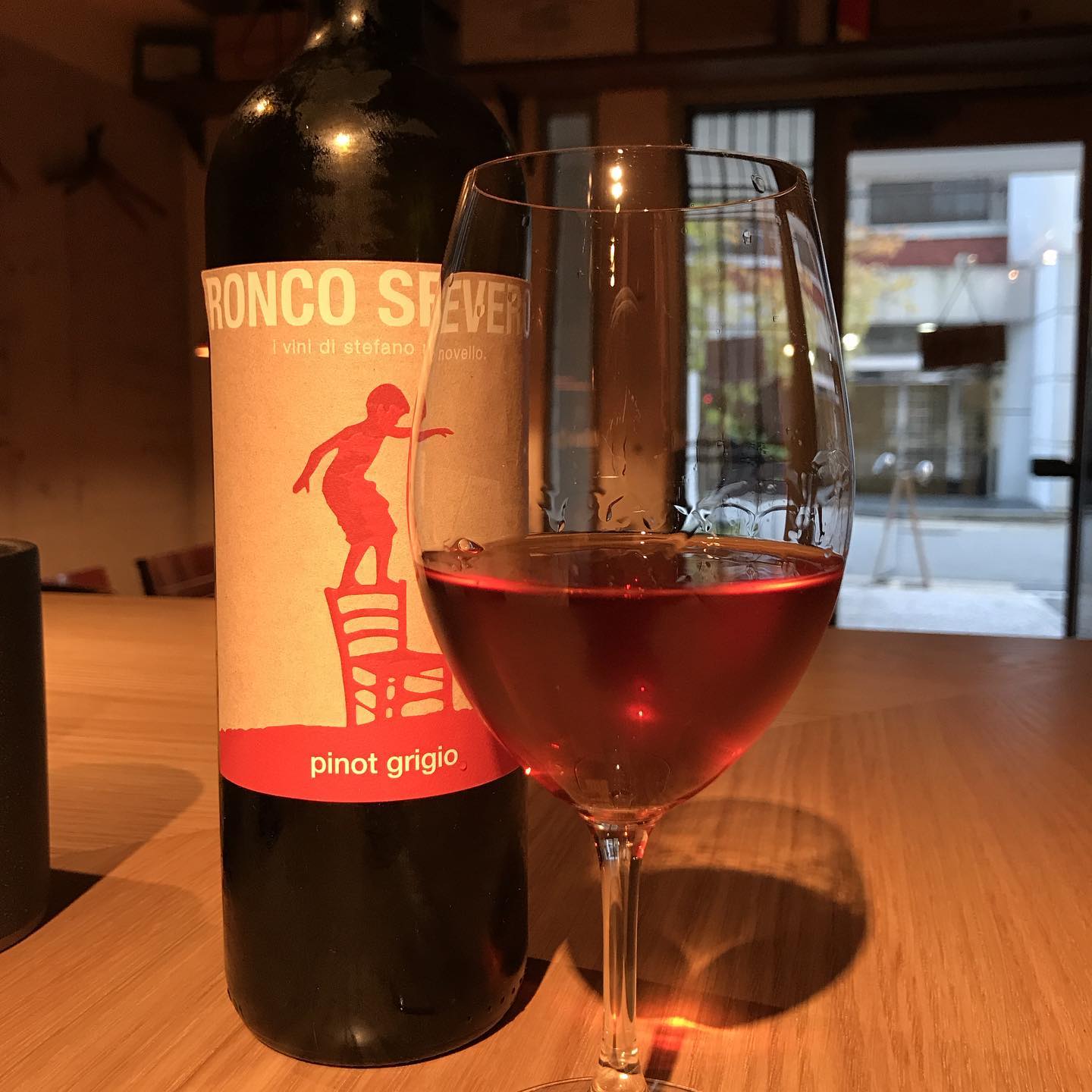 今日のグラスワインロンコ・セヴェロ  ピノ・グリージョ2016これは白ワインです！#イルフェソワフ #ワイン#日本酒 #薬院#警固#うちでは茶ワインともいう#でもオレンジワインの方が通じる