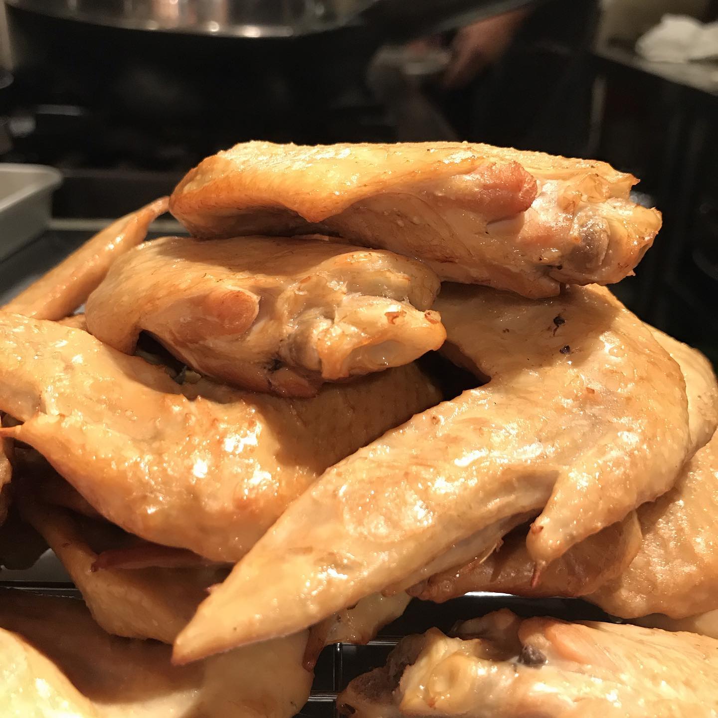 手羽先のスモーク低温で煮込んだ手羽先をスモークしてます。仕上げに炭で炙ってお出しします。本日もよろしくお願いします。10月13、14日はお休みいただきます。#イルフェソワフ #ワイン#日本酒 #薬院#警固#手羽先#スモーク