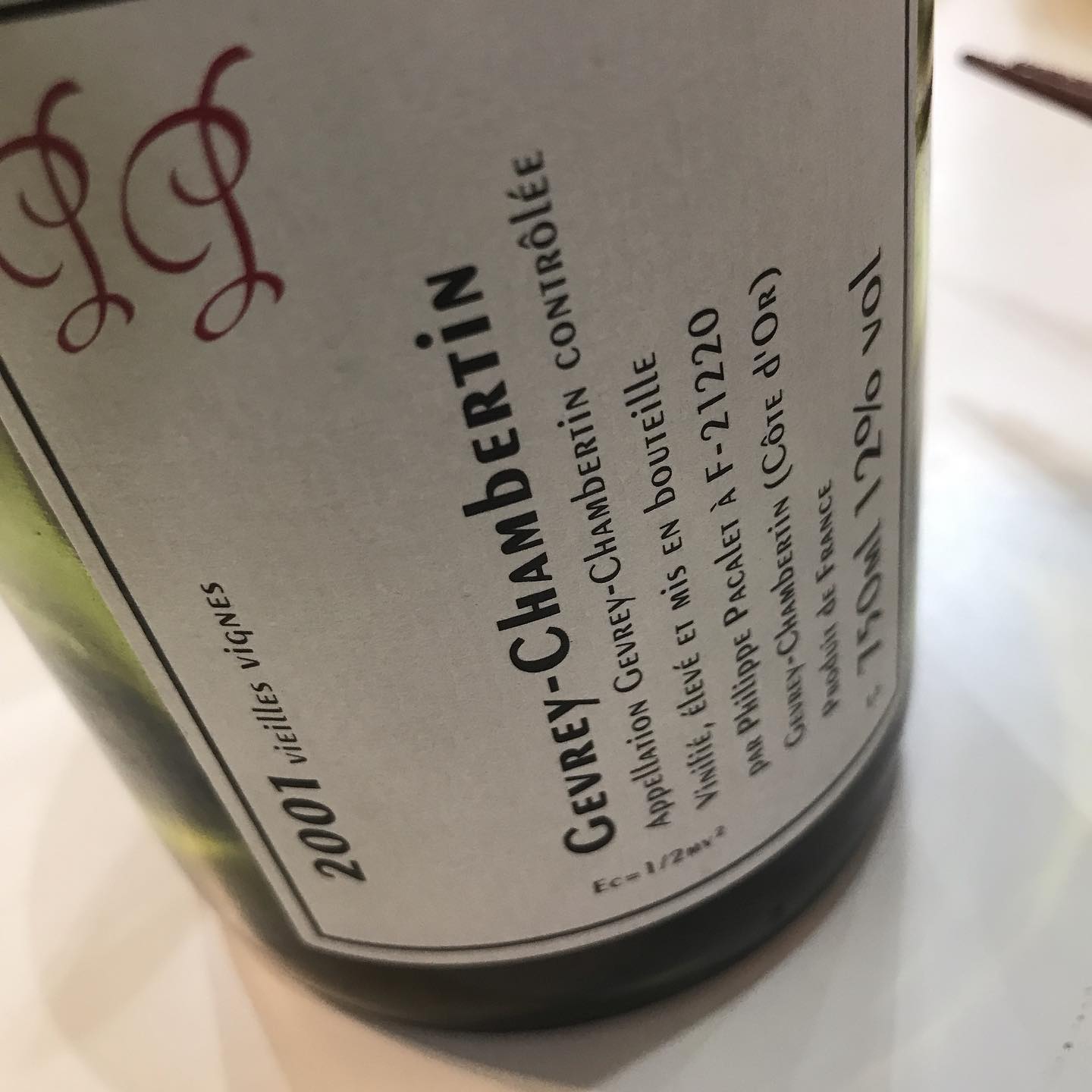 今日はお休みいただいています！糸島でこれまた貴重なワインをいただいてまーす！フリップ・パカレ  ジュヴレ・シャンベルタン2001初期パカレはもうなかなか飲めません明日11/4もお休みです#イルフェソワフ #ワイン#日本酒 #薬院#警固