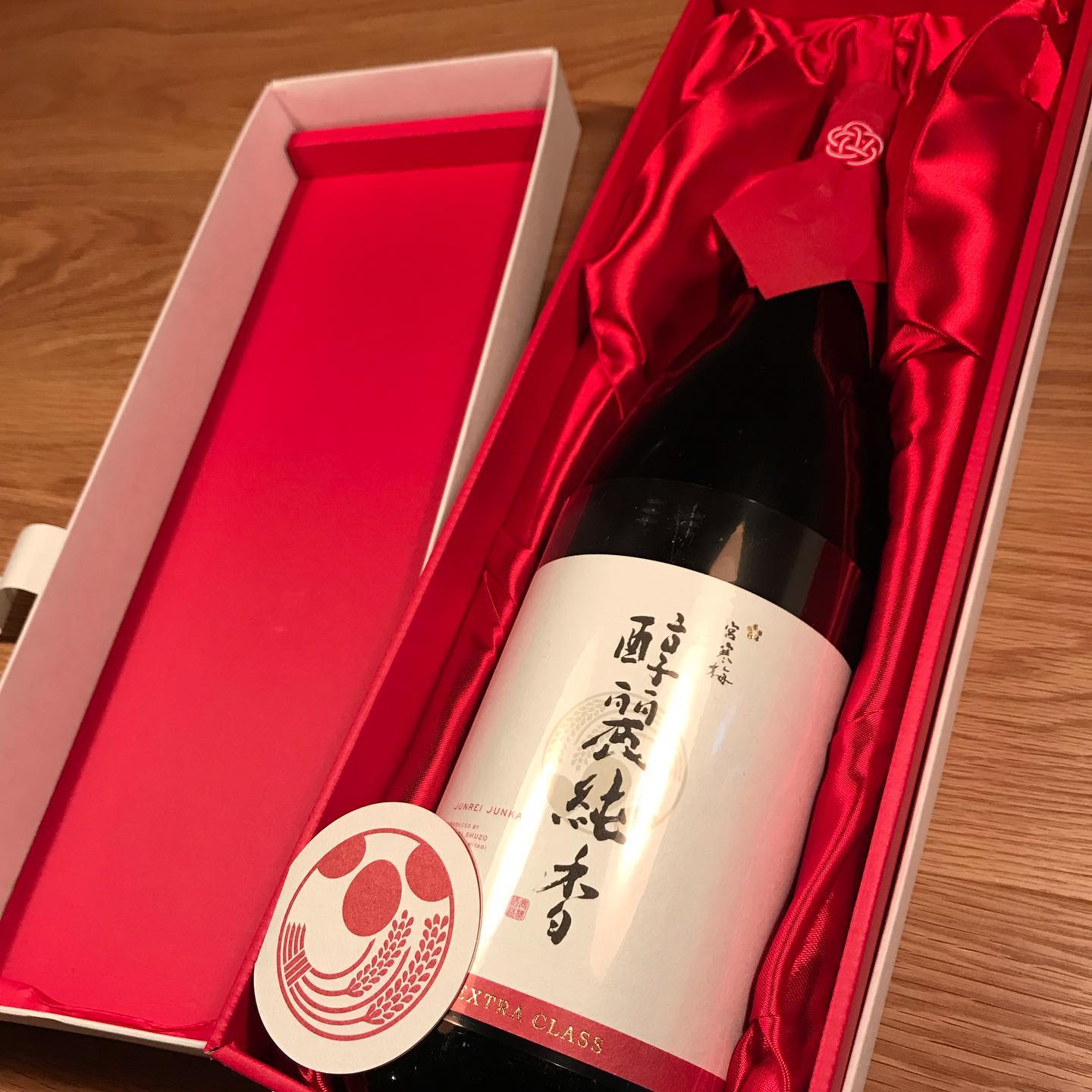 今日からグラスでご提供の日本酒です！宮寒梅  EXTRA CLASS 醇麗純香@純米大吟醸特別仕立ての宮寒梅です！一本だけの限定です。#イルフェソワフ #ワイン#日本酒 #薬院#警固#箱が立派#鑑評会金賞受賞酒