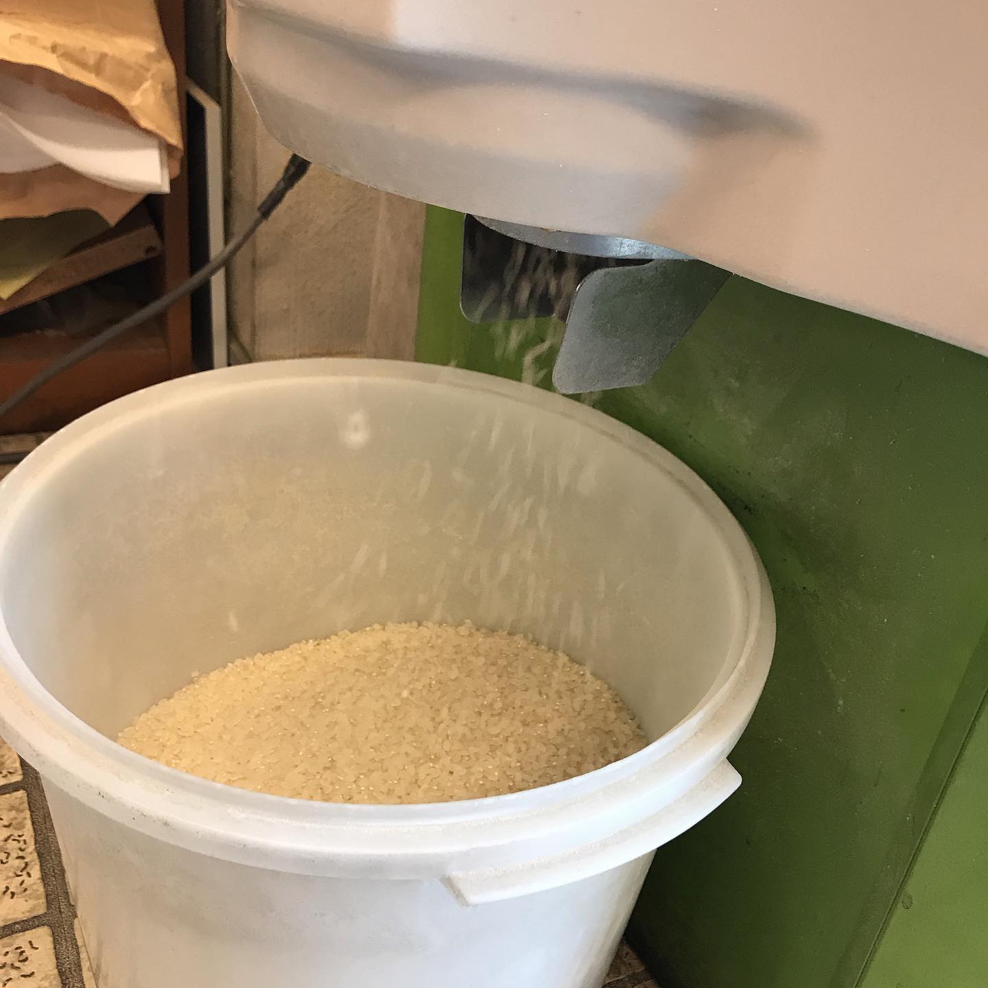 お米は福岡の県産米を使用しています。同級生のお米屋さんで必要な分だけ精米してもらうんです。かしわご飯に変身します！#イルフェソワフ #ワイン#日本酒 #薬院#警固#精米