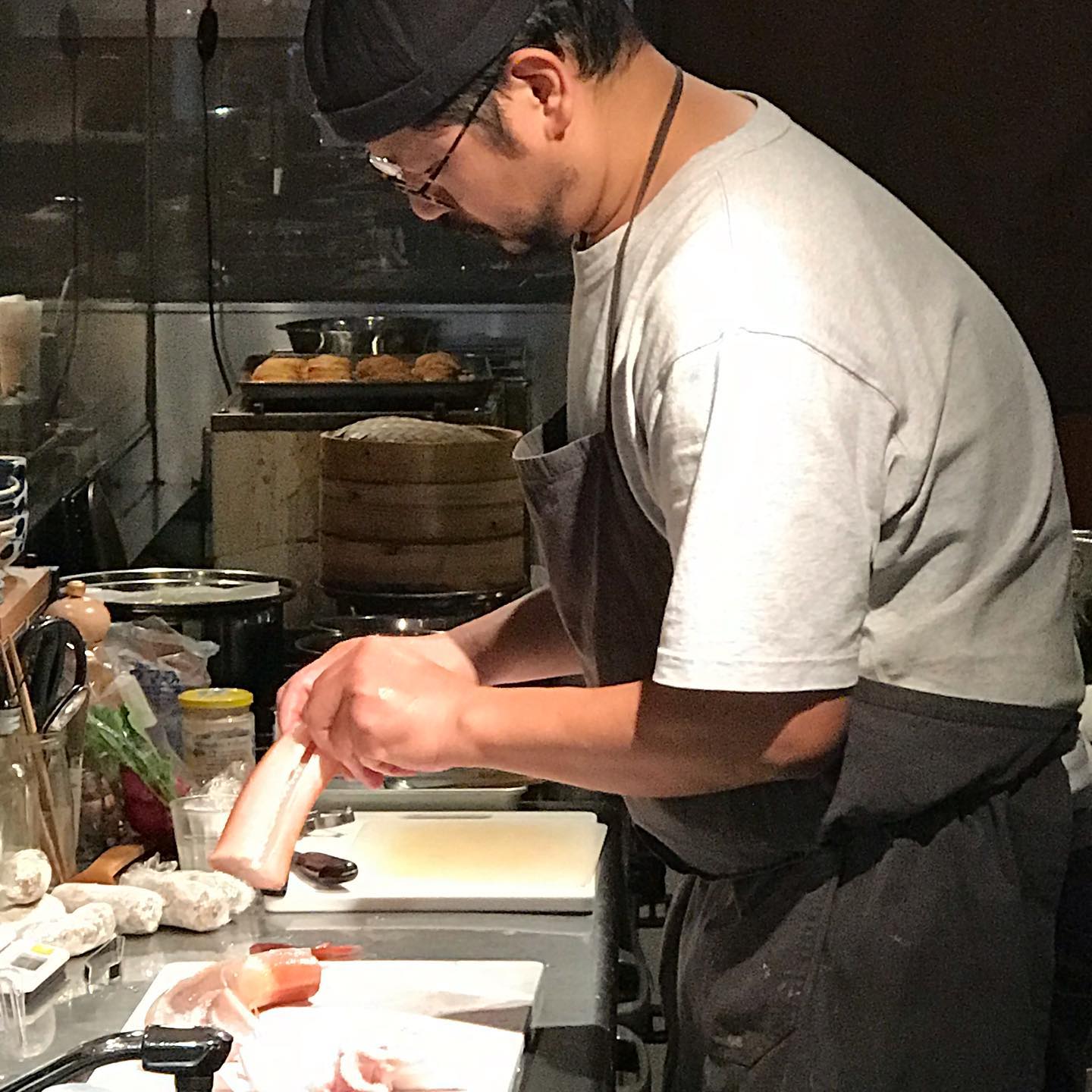 久しぶりに今日のマッキー！糸島で仕入れてきたヤガラと向き合ってます。今日11/29カウンター空きあります。お電話お待ちしてます。092-713-4550#イルフェソワフ #ワイン#日本酒 #薬院#警固