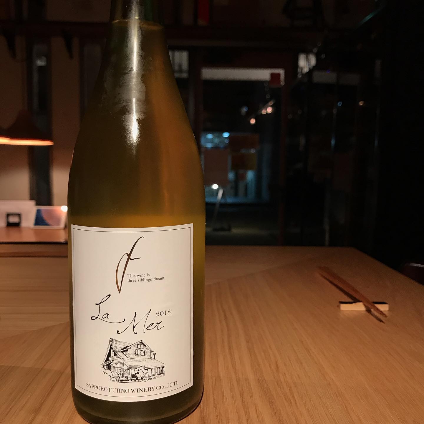 今日11/25はグラスで北海道の日本ワイン開けてます。さっぽろ藤野ワイナリー「ラ・メール2018」爽やかなりマスカットやグレープフルーツのような香りが癒されますよー週明けはゆっくりしてます。#イルフェソワフ #ワイン#日本酒 #薬院#警固#さっぽろ藤野ワイナリー