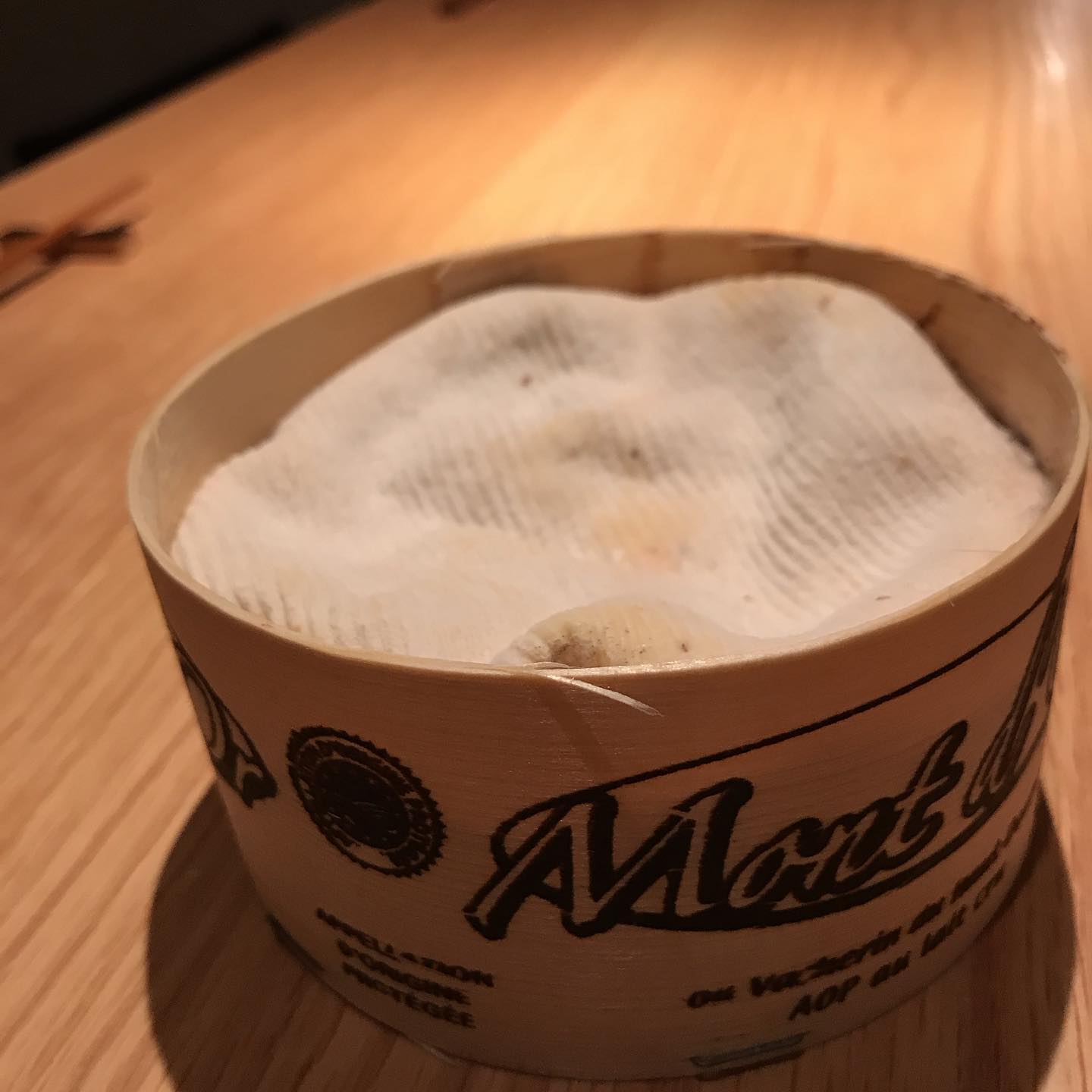 今の季節の旬のチーズといえば、ズバリ「モンドール」。 ヌーヴォーと合わせて出せるようにひと月前から熟成させてました！いい感じにトロトロです。ボージョレヌーヴォーと一緒にいかがですか？#イルフェソワフ #ワイン#日本酒 #薬院#警固#モンドール#ボージョレヌーヴォー