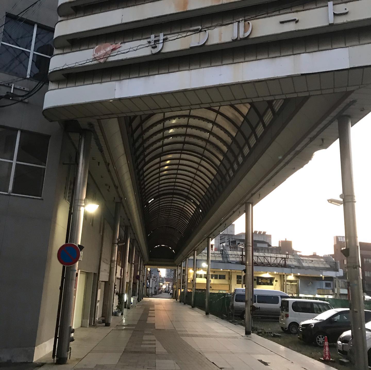 昨日12/15のお休みはNidoの田中くんに会いに大牟田に。思いのある食材を丁寧に楽しそうに調理している田中くんを見てると、美味しいのはもちろんなんか癒される感じがしたなあって。また来ます！写真けっこうとりわすれたなー。#イルフェソワフ #ワイン#日本酒 #薬院#警固#nido#大牟田